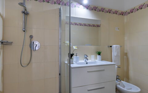 Villa Meraviglia 8: Baño, Arreglo De Tubería, Piso, Diseño De Interiores, Lavabo Del Baño, Lavabo, Suelo, Grifo, Espejo, Plomería