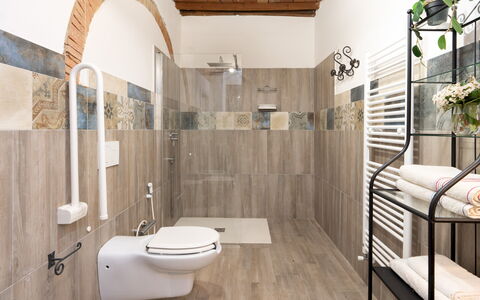 Il Pratone 12: Piso, Arreglo De Tubería, Diseño De Interiores, Suelo, Asiento Del Baño, Baño, Baño, Plomería, Loseta, Encendiendo