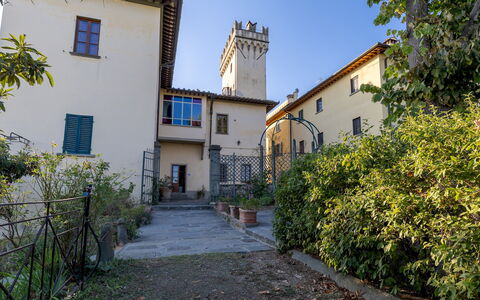 Villa Treggiaia 12+2: Fachada, Casa, Inmuebles, Hacienda, Yarda, Villa, Patio, Balcón