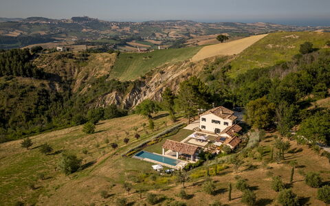 Villa Dianella 8+2: Tierras Altas, Paisaje, Casa, Área Rural, Cabaña, Casa, Inmuebles, Hill Station, Pueblo, Valle