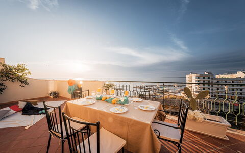 Nova Domus 6: Mueble, Mesa, Silla, Cocina Y Comedor Mesa, Balcón, Restaurante, Mesa Al Aire Libre, Recurso, Mueble Para Exteriores, Comedor