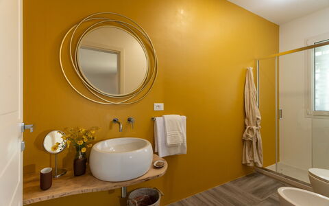 Dimora degli Ulivi 10: Arreglo De Tubería, Pared, Diseño De Interiores, Baño, Amarillo, Lavabo Del Baño, Piso, Madera, Suelo, Lavabo