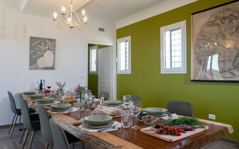 Dimora degli Ulivi 10: Mueble, Diseño De Interiores, Pared, Mesa, Comedor, Silla, Cocina Y Comedor Mesa, Madera, Techo, Piso