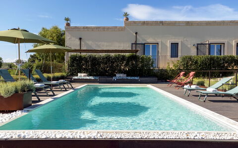 Dimora degli Ulivi 10: Piscina, Mueble Para Exteriores, Recurso, Material Compuesto, Mueble, Eco Hotel, Maceta, Sombra, Silla, Sunlounger