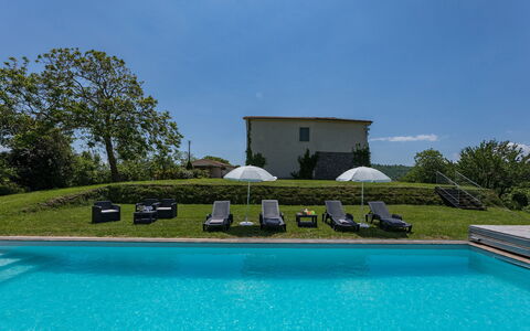 Villa a Casa di Giovanni 12: Azul, Piscina, Inmuebles, Mueble Para Exteriores, Césped, Jardín, Paisajismo, Yarda, Villa, Hacienda