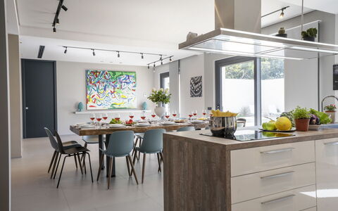 Villa Maria Paradiso 10: Mueble, Cocina, Diseño De Interiores, Mostrador, Piso, Lámpara, Pared, Cocina Y Comedor Mesa, Comedor, Techo
