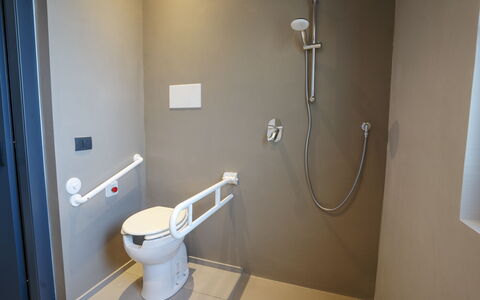 Villa Maria Paradiso 10: Arreglo De Tubería, Piso, Baño, Asiento Del Baño, Baño, Plomería, Suelo, Habitación, Loseta