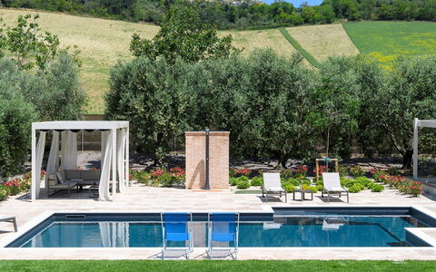 Villino le Moie 4+2: Piscina, Mueble Para Exteriores, Mueble, Recurso, Sunlounger, Jardín, Ocio, Silla, Sombra, Paraguas