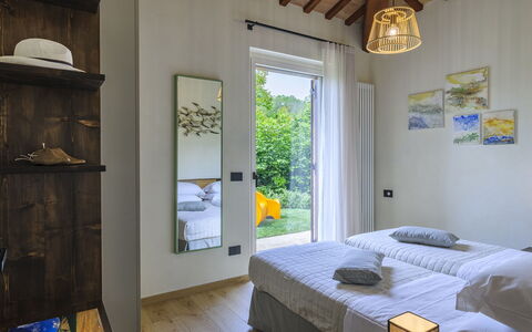 Villino le Moie 4+2: Pared, Madera, Diseño De Interiores, Habitación, Casa, Mueble, Suelo, Cama, Habitación, Almohada