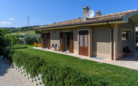 Villino le Moie 4+2: Casa, Casa, Techo, Arbusto, Cabaña, Barrio Residencial, Puerta, El Terreno Del Lote, Jardín
