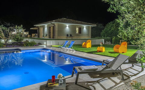 Villino le Moie 4+2: Piscina, Recurso, Inmuebles, Jardín, Casa, Patio Interior, Eco Hotel, Material Compuesto, Paisajismo, Mueble Para Exteriores