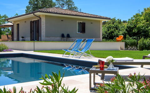 Villino le Moie 4+2: Piscina, Mueble Para Exteriores, Barrio Residencial, Casa, Casa, Recurso, Inmuebles, Mueble, Jardín, Material Compuesto