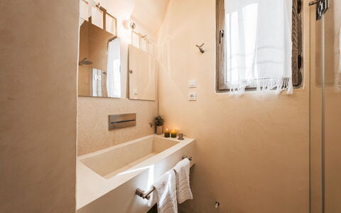 Masseria Muto 6: Baño, Pared, Arreglo De Tubería, Piso, Suelo, Diseño De Interiores, Lavabo Del Baño, Grifo, Bañera, Lavabo