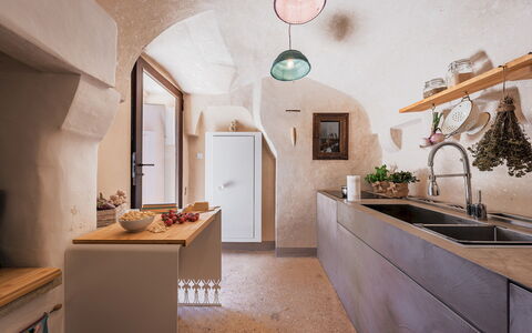 Masseria Muto 6: Pared, Diseño De Interiores, Piso, Cocina, Mueble, Casa, Suelo, Mostrador, Techo, Arreglo De Tubería