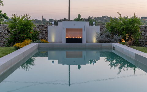 Masseria Muto 6: Material Compuesto, Jardín, Piscina, Fuente De Agua, Hormigón, Paisajismo, Sombra, Material Natural, Diseño, La Iluminación Del Paisaje
