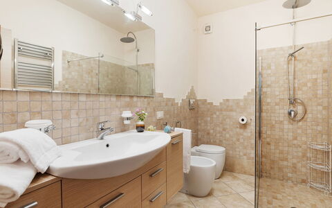 Villa Castiglione 9: Baño, Lavabo Del Baño, Arreglo De Tubería, Piso, Diseño De Interiores, Lavabo, Suelo, Mueble De Baño, Baño, Espejo