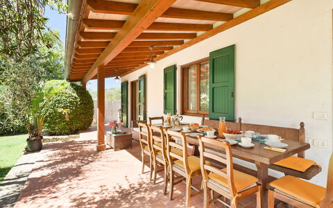 Villa Castiglione 9: Madera, Mueble, Porche, Casa, Puerta, Cabaña, Cocina Y Comedor Mesa, Mueble Para Exteriores, Mesa Al Aire Libre, Manchas De Madera