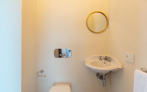 Villa Krisztina 10: Lavabo Del Baño, Baño, Pared, Arreglo De Tubería, Diseño De Interiores, Lavabo, Grifo, Plomería, Suelo, Espejo