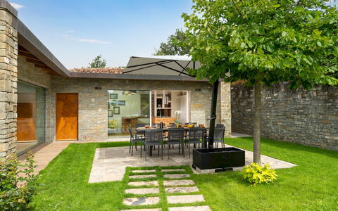 Villa Krisztina 10: Casa, Casa, Jardín, Puerta, Barrio Residencial, El Terreno Del Lote, Techo, Cabaña, Ladrillo