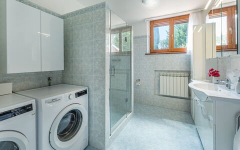 Villa Pianello 10: Piso, Diseño De Interiores, Suelo, Arreglo De Tubería, Techo, Mueble De Baño, Grifo, Habitación, Baño, Loseta
