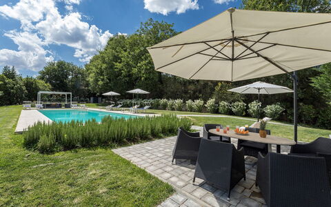 Villa Pianello 10: Piscina, Mueble Para Exteriores, Mueble, Jardín, Sunlounger, Recurso, Paisajismo, Sombra, Silla, Paraguas