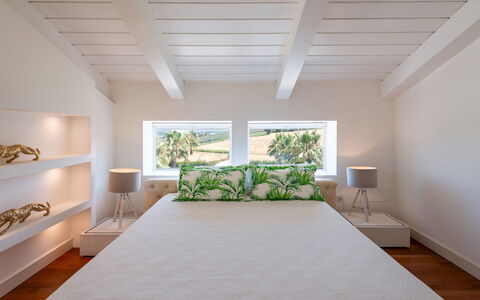 Villa Bianca 10: Cama, Diseño De Interiores, Habitación, Pared, Lecho, Mueble, Sábana, Madera, Suelo, Piso