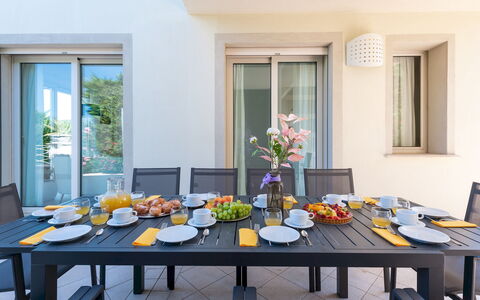 Villa Bianca 10: Mueble, Mesa, Silla, Diseño De Interiores, Cocina Y Comedor Mesa, Comedor, Mesa Al Aire Libre, Mueble Para Exteriores, Maceta, Planta De Casa