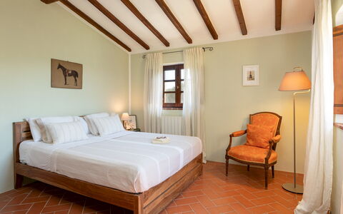 Villa Allodola 12: Mueble, Diseño De Interiores, Pared, Piso, Suelo, Madera, Cama, Habitación, Techo, Casa