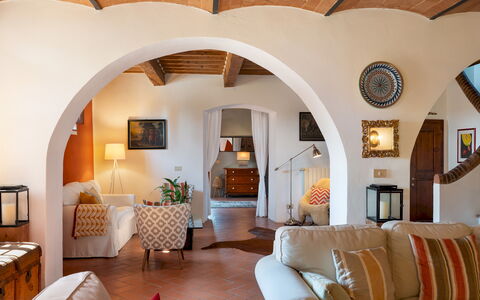 Villa Allodola 12: Mueble, Diseño De Interiores, Pared, Piso, Techo, Sofá, Suelo, Casa, Silla, Sala