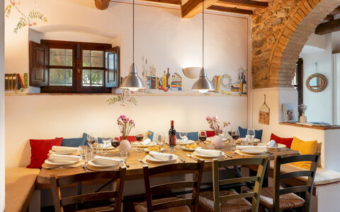 Villa Allodola 12: Mueble, Diseño De Interiores, Mesa, Techo, Silla, Comedor, Vajilla, Cocina Y Comedor Mesa, Textil, Lámpara