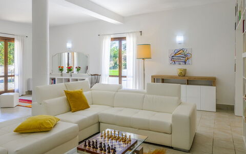 Villa Ardente 12+1: Mueble, Diseño De Interiores, Piso, Sofá, Suelo, Pared, Sala, Mesa, Madera, Habitación