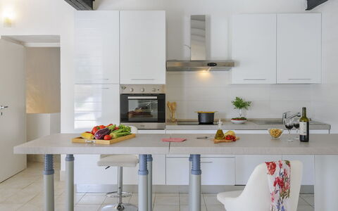 Villa Ardente 12+1: Mueble, Cocina, Mostrador, Diseño De Interiores, Gabinetes, Aparato De Cocina, Piso, Madera, Suelo, Lámpara