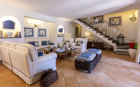 Villa Bambù 9+2: Mueble, Diseño De Interiores, Sofá, Piso, Suelo, Sala, Mesa, Silla, Habitación, Casa