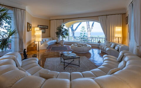Villa Carina 12: Mueble, Diseño De Interiores, Sofá, Piso, Suelo, Sala, Casa, Techo, Departamento