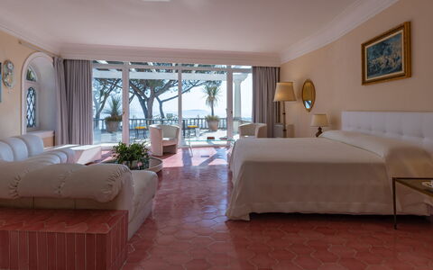 Villa Carina 12: Mueble, Diseño De Interiores, Habitación, Cama, Suelo, Piso, Sábana, Lecho, Linos, Marco De La Cama