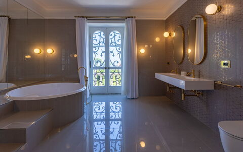 Villa Carina 12: Arreglo De Tubería, Diseño De Interiores, Piso, Baño, Lámpara, Encendiendo, Grifo, Suelo, Plomería, Techo