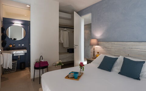 Villa Il Melograno 4+2: Mueble, Pared, Diseño De Interiores, Habitación, Piso, Suelo, Sábana, Linos, Textil, Cama