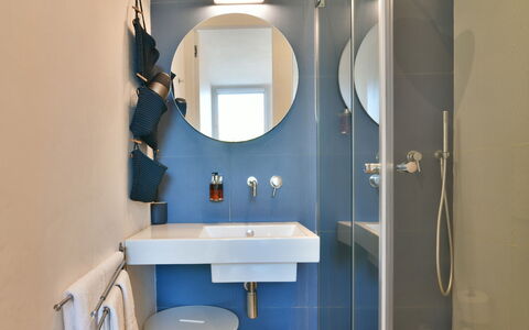 Villa Il Melograno 4+2: Pared, Diseño De Interiores, Baño, Lavabo Del Baño, Piso, Suelo, Arreglo De Tubería, Encendiendo, Habitación, Lavabo