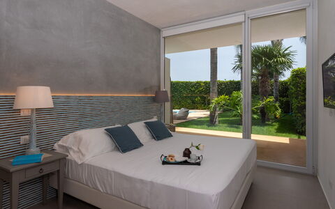 Villa Carrubo 4: Mueble, Diseño De Interiores, Piso, Cama, Suelo, Habitación, Techo, Linos, Sábana, Lecho