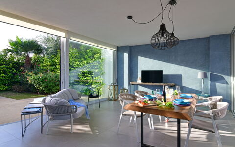 Villa Carrubo 4: Mueble, Diseño De Interiores, Silla, Mesa, Piso, Cocina Y Comedor Mesa, Suelo, Encendiendo, Techo, Comedor