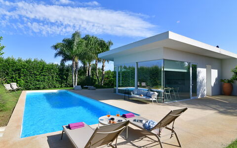 Villa Mandorlo 4: Piscina, Azul, Recurso, Sombra, Casa, Eco Hotel, Material Compuesto, Mueble Para Exteriores, Ocio, Paisajismo