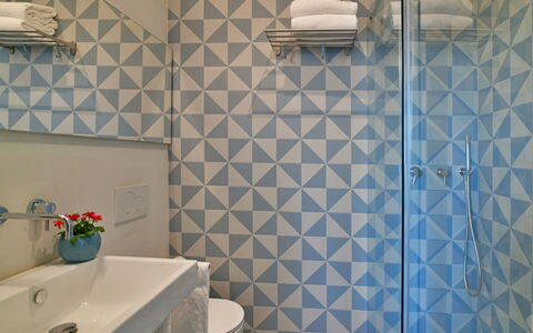 Villa Mandorlo 4: Azul, Diseño De Interiores, Piso, Suelo, Techo, Loseta, Habitación, Baño, Arreglo De Tubería, Lámpara