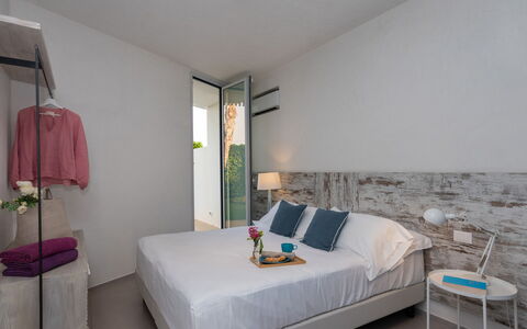 Villa Mandorlo 4: Cama, Habitación, Mueble, Pared, Diseño De Interiores, Piso, Madera, Lecho, Suelo, Sábana