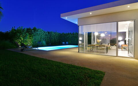 Villa Mandorlo 4: Piscina, Casa, Sombra, La Iluminación Del Paisaje, Inmuebles, Techo, Recurso, Jardín, Eco Hotel, Paisajismo