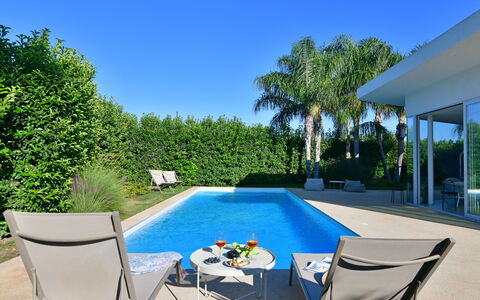 Villa Mandorlo 4: Azul, Piscina, Mueble Para Exteriores, Mueble, Recurso, Sombra, Ocio, Silla, Jardín