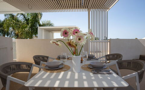 Villa Mandorlo 4: Mueble, Balcón, Silla, Sombra, Mueble Para Exteriores, Departamento, Diseño, Planta De Casa, Cocina Y Comedor Mesa, Patio