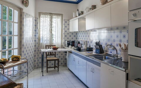 Villa del Prato 8: Cocina, Electrodoméstico, Piso, Mostrador, Diseño De Interiores, Aparato De Cocina, Mueble, Gabinetes, Suelo, Casa