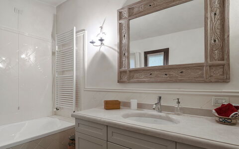 Villa del Prato 8: Arreglo De Tubería, Pared, Baño, Diseño De Interiores, Lavabo, Grifo, Lavabo Del Baño, Piso, Mueble De Baño, Espejo