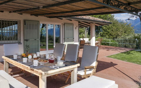 Villa del Prato 8: Mueble, Mesa, Silla, Madera, Mueble Para Exteriores, Cocina Y Comedor Mesa, Mesa Al Aire Libre, Porche, Sombra, Estructura Al Aire Libre