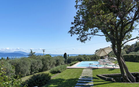 Villa del Prato 8: Azul, Paisaje, El Terreno Del Lote, Jardín, Cobertura Del Suelo, Cordillera, Paisajismo, Césped, Cresta, Cobertura